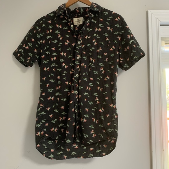 (2/$20) Men’s American Eagle S Patterned Button-up - Picture 1 of 6